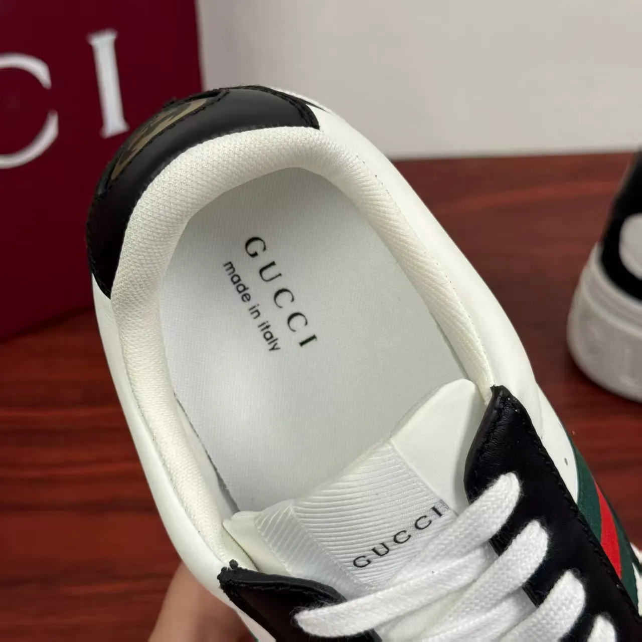 P420 new men's shoes GUCCI [Lightning] latest shoes are shipped. Original quality, fashionable, special materials, inner mesh, brand new packaging. The foot feels super comfortable and the workmanship is impeccable. Size: 38-45